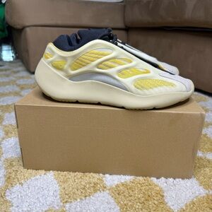 Yeezy 700 V3 Safflower Size 9